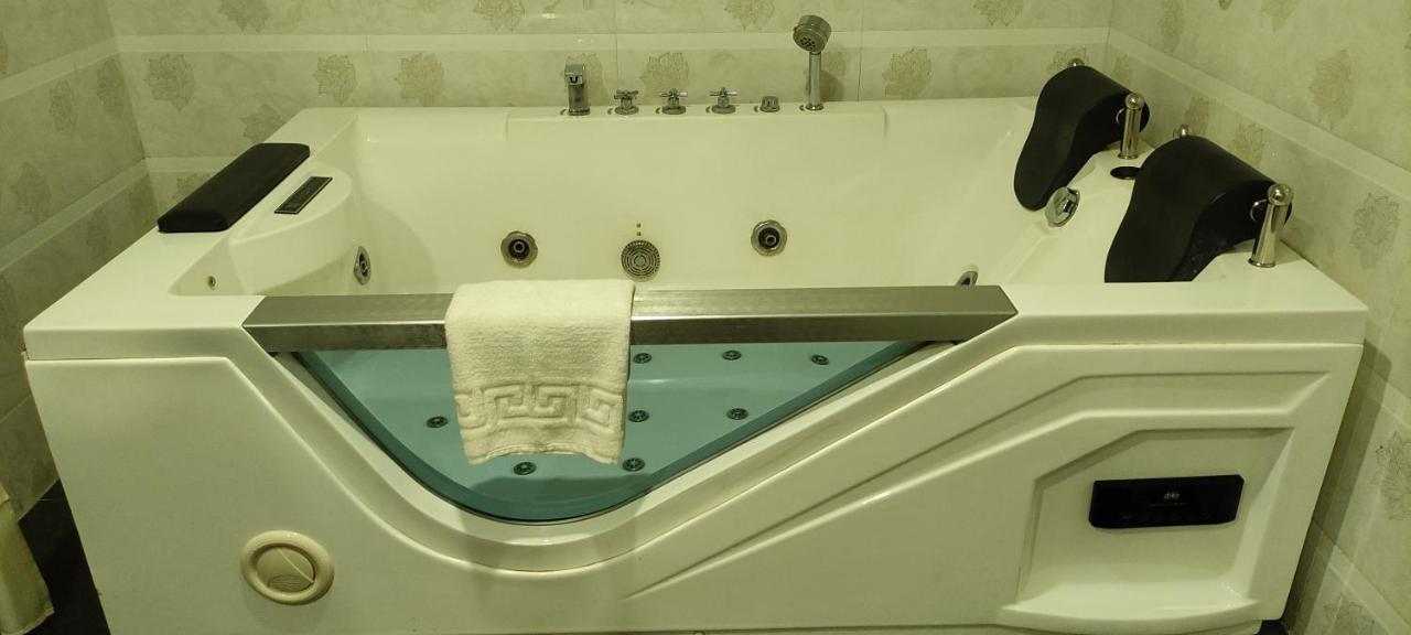 Vettutura Lake Palace Trivandrum מראה חיצוני תמונה