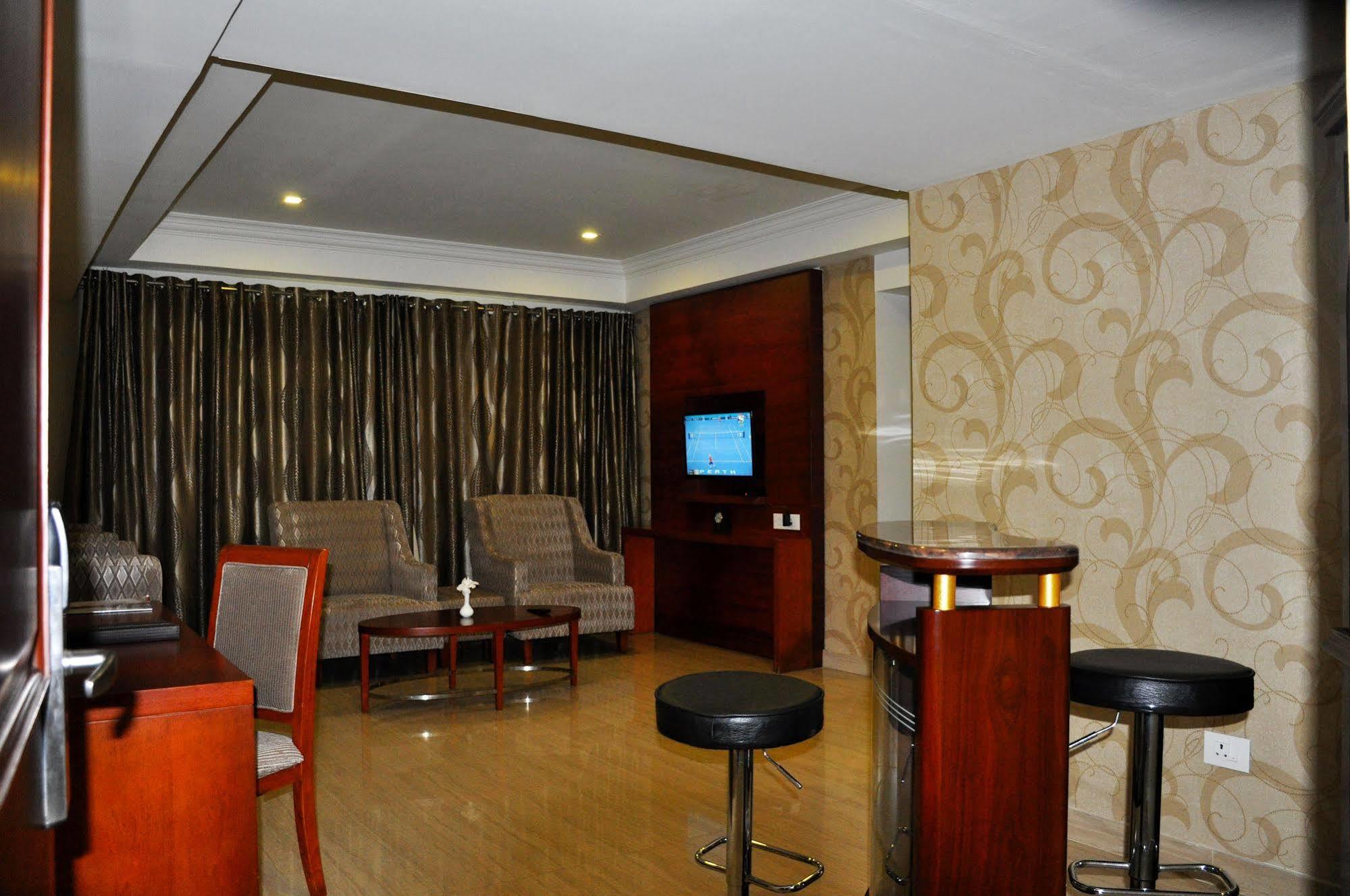 Vettutura Lake Palace Trivandrum מראה חיצוני תמונה