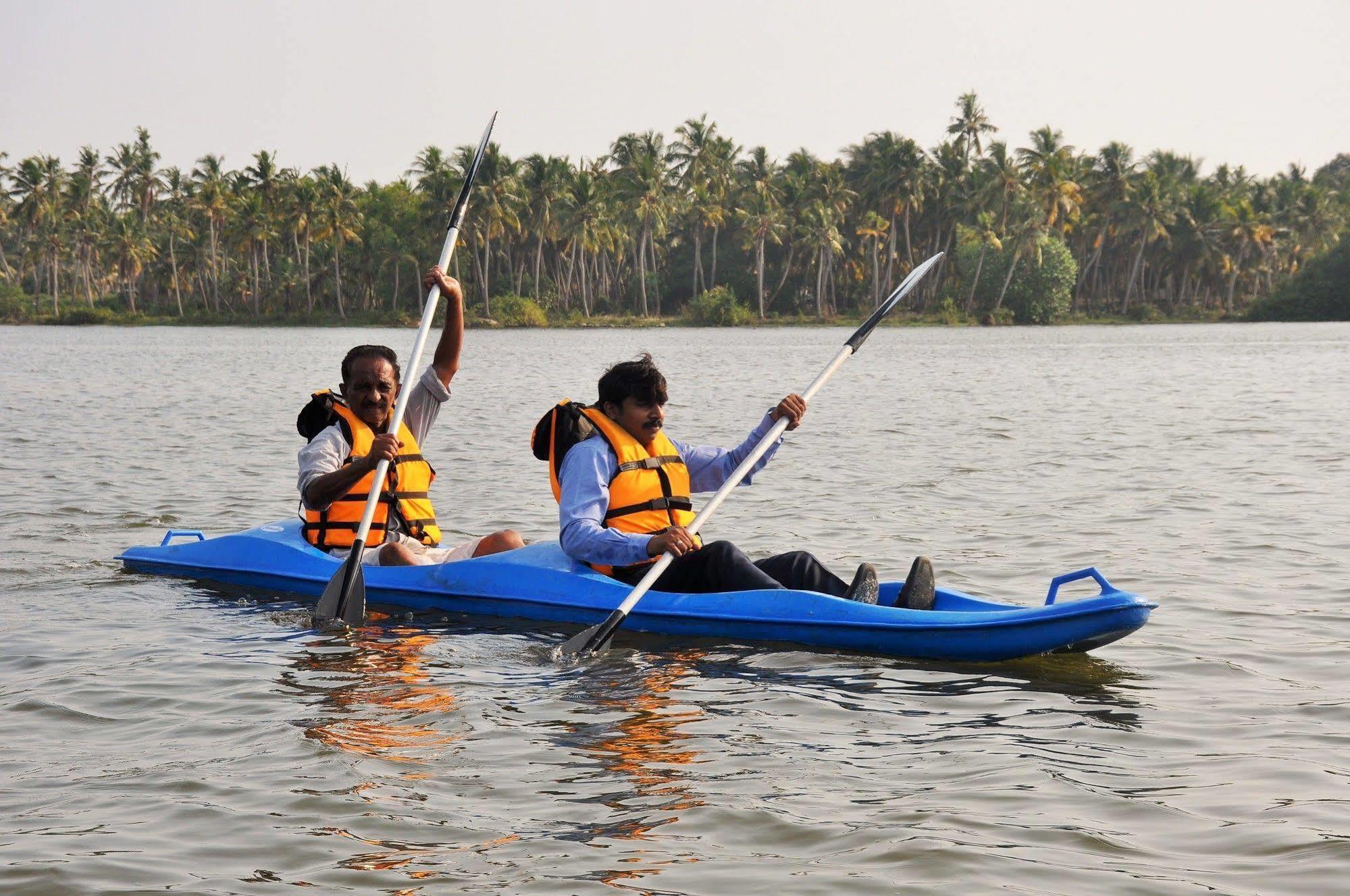 Vettutura Lake Palace Trivandrum מראה חיצוני תמונה