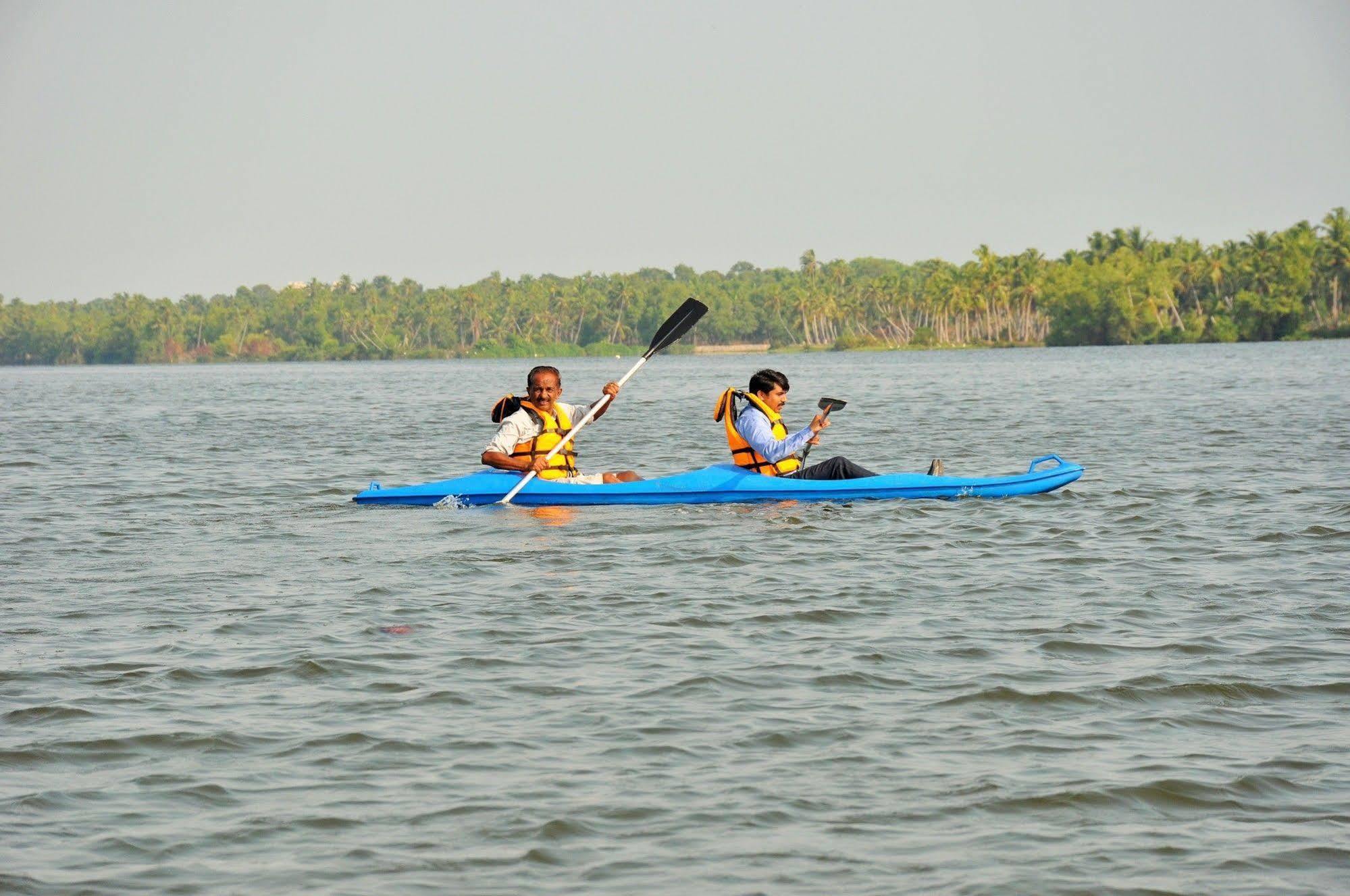 Vettutura Lake Palace Trivandrum מראה חיצוני תמונה
