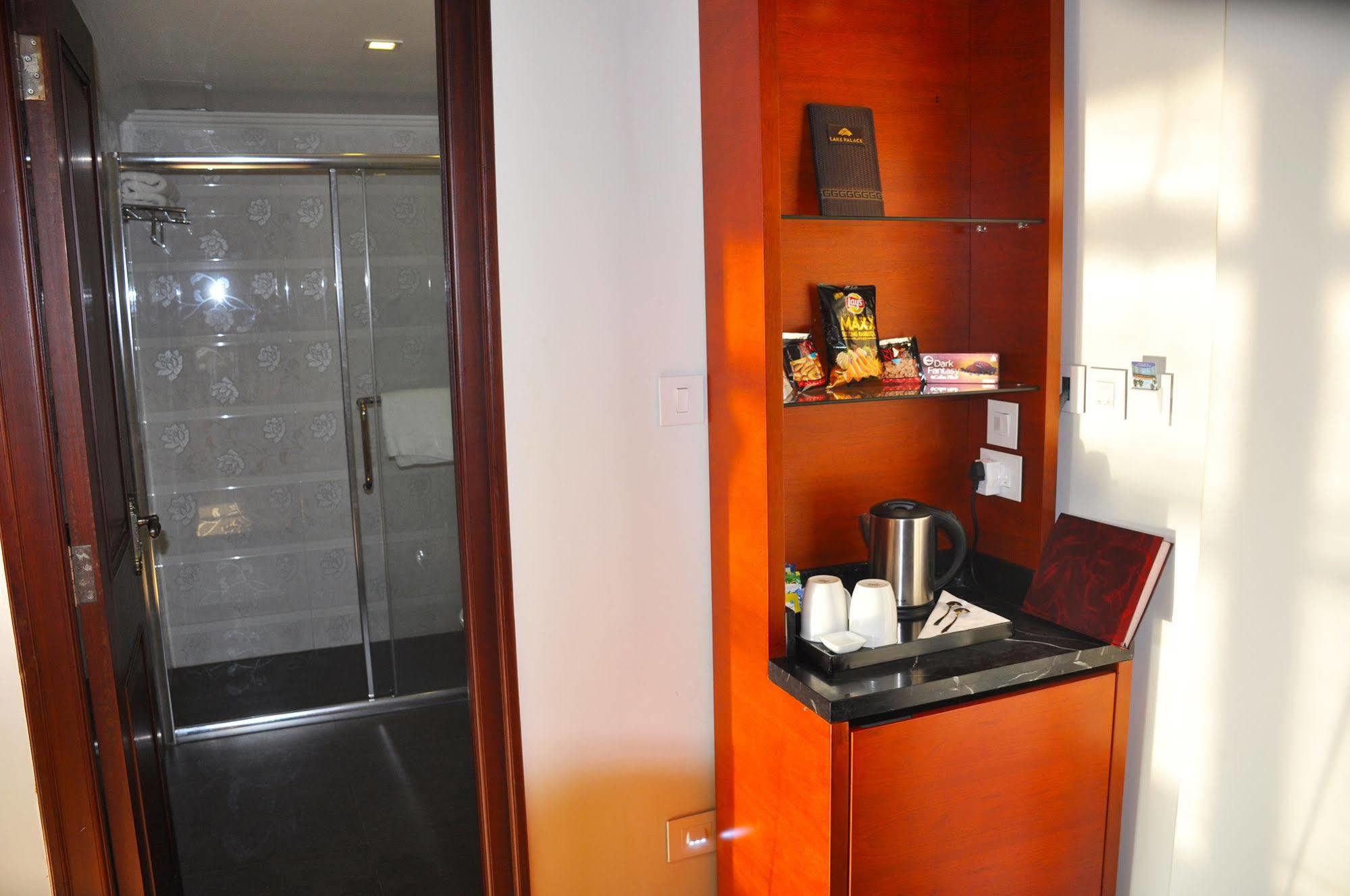 Vettutura Lake Palace Trivandrum מראה חיצוני תמונה